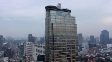 Jakarta City cam binasının yakınındaki hava aracı yakınlaştırması. Jakarta İş Merkezi 'nden sorunsuz insansız hava aracı atışı.
