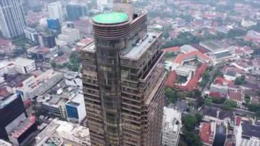 Modern şehrin merkezindeki gökdelenler. Bir gökdelenin çatısındaki helikopter pistine doğru yükseldi..