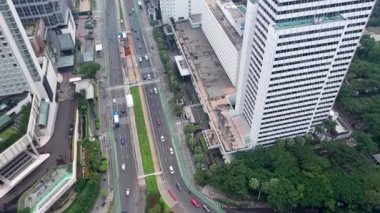 JI 'daki yol trafiğinin yukarıdan aşağıya görüntüsü. M.H. Thamrin Jakarta, Endonezya 'da.