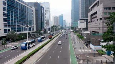 JAKARTA, Endonezya, 21 Mayıs 2022. Sabah işe giderken Sudirman protokol yolu çok kalabalık görünüyor. Bundaran Otel Endonezya.