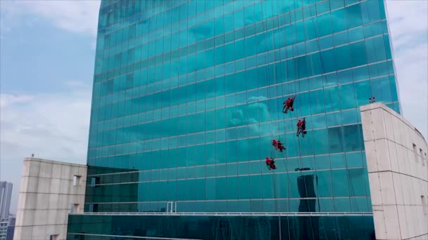 Quatre Hommes Vêtus Vêtements Travail Rouges Sombres Nettoient Les Fenêtres — Video
