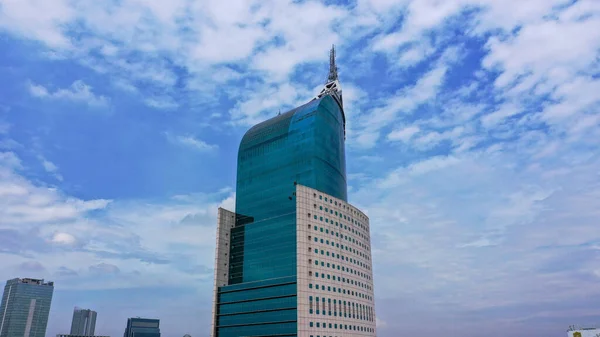 Trabajadores Lavando Ventanas Del Moderno Edificio Rascacielos Azul Turquesa —  Fotos de Stock