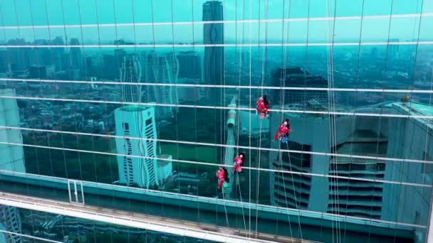 Menutup Pencuci Jendela Pada Pencakar Langit Tempat Kerja — Stok Video
