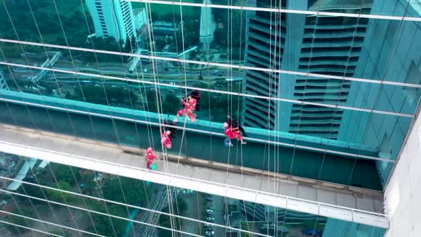Gruppe Von Arbeitern Putzt Fenster Hochhaus — Stockvideo
