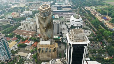 Merkez Jakarta bölgesindeki binaların manzarası, tam olarak Merdeka Caddesi 'ndeki Ulusal Anıt veya Monas' ın tepesinden görüldüğü gibi..
