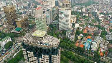 Merkez Jakarta bölgesindeki binaların manzarası, tam olarak Merdeka Caddesi 'ndeki Ulusal Anıt veya Monas' ın tepesinden görüldüğü gibi..