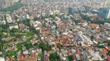 Jakarta 'da yüksek yoğunluklu bir mahallenin kuş bakışı görüntüsü. Jakarta, Endonezya 'nın büyük başkenti, Java adasının kuzeybatı kıyısında yer alır..