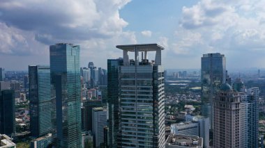 Sabah zaman mavi gökyüzü altında şehir merkezinde güzel bir Jakarta havadan görünümü.