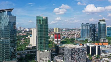 Sabah zaman mavi gökyüzü altında şehir merkezinde güzel bir Jakarta havadan görünümü.