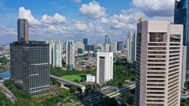 Sabah zaman mavi gökyüzü altında şehir merkezinde güzel bir Jakarta havadan görünümü.