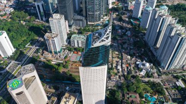 Modern şirket binaları mavi gökyüzüne karşı. Jakarta şehrindeki yüksek binalar. İş merkezinin mavi renkli gökdelenleri.