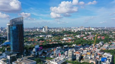 JAKARTA - Endonezya. 14 Eylül 2022: Jakarta City, Endonezya 'da sisli bir sabahta şehir binaları.