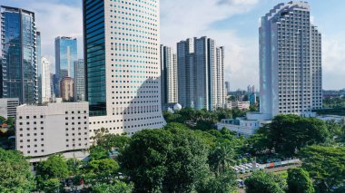 Jakarta, Endonezya 'da ağaç atmosferi olan yüksek bir ofis binası..
