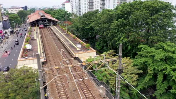 Tåget Anländer Till Stationen Jakarta Stad Antenn Drönare Fågelperspektiv — Stockvideo