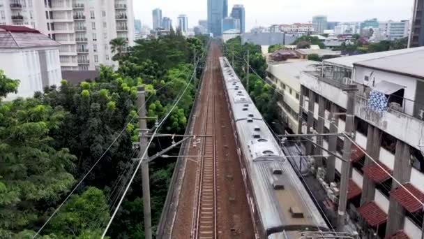 ジャカルタ市内のトラックで列車 空中ビューと低角度の映像は ドローンカメラで撮影 — ストック動画
