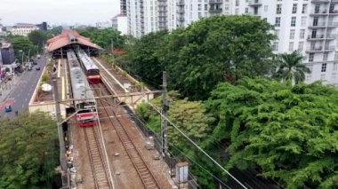Jakarta 'daki tren istasyonundan kalkan banliyö treninin hava görüntüsü..
