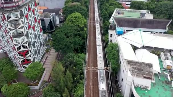 Dron Projíždí Kolem Vlaku Letecký Pohled Přibližující Vlak Železniční Trati — Stock video