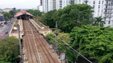Jakarta 'daki Light Rail Transit tren istasyonunun demiryolu manzarası. 4k çözünürlükte çekiliyor.
