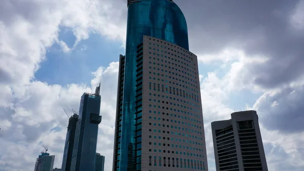 雅加达商业区蓝色玻璃现代高层建筑的空中景观 早上时分被雅加达的高楼包围 — 图库照片