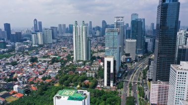 İşyeri binalarının Jakarta merkezi iş bölgesinde, modern ofis binaları, Jakarta merkezi iş bölgesinde, Endonezya mavi gökyüzü altında görünümünü Indonesiaaerial havadan görünümü.