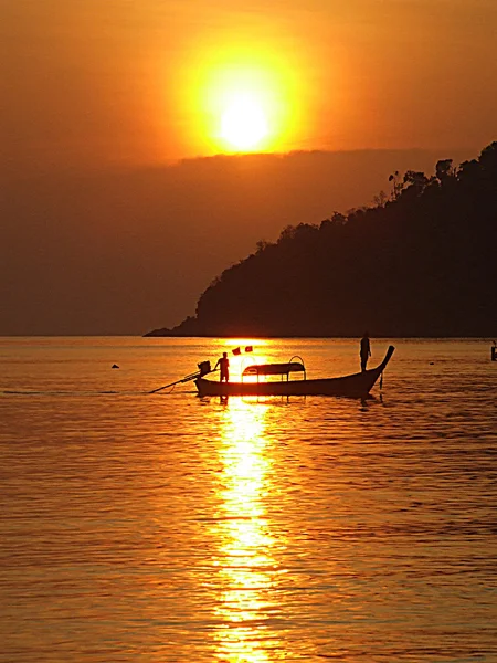 Лодка и закат в Таиланде — стоковое фото