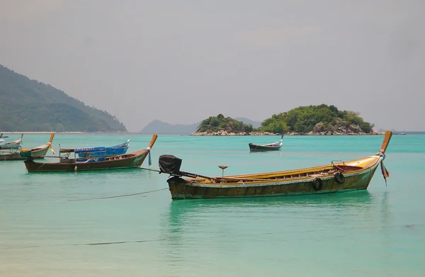 Длинная таильская лодка на красивом пляже, Таиланд — стоковое фото