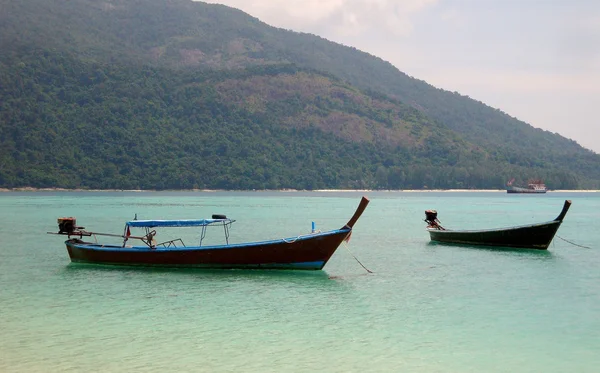 Μακράς ουρά βάρκα στην όμορφη παραλία, Ταϊλάνδη — Φωτογραφία Αρχείου