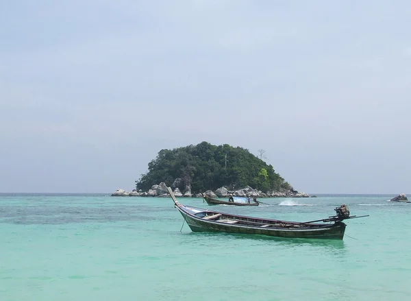 Длинная таильская лодка на красивом пляже, Таиланд — стоковое фото