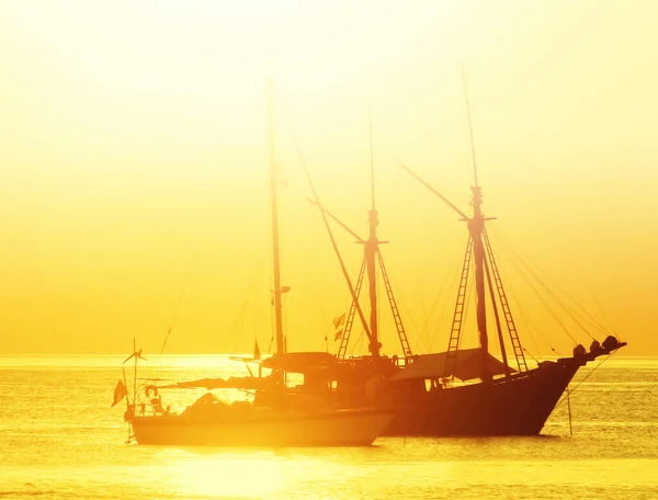 海を背景に黄金の夕日をぼかす — ストック写真