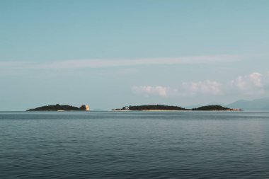 Mavi gökyüzü ve denizin arka plan 