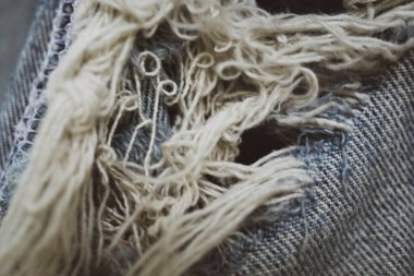 Eski mavi kotun deseni çatlamış ve delinmiş 