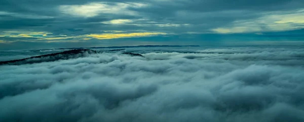 Mar Niebla Cima Montaña —  Fotos de Stock