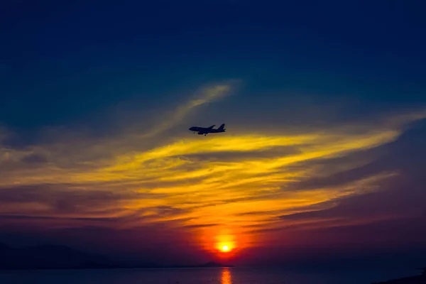 泰国Koh Samui日落海滩的金色日落和五彩缤纷的天空背景 — 图库照片