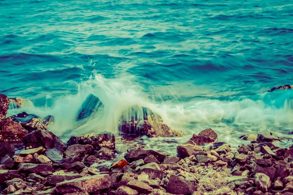 Splash Zeewater Rotsen Met Blauwe Zee Achtergrond Zachte Focus — Stockfoto