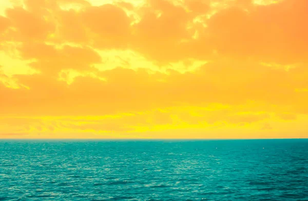 Kahverengi Turuncu Gökyüzü Arkaplanı Mavi Deniz Suyu — Stok fotoğraf