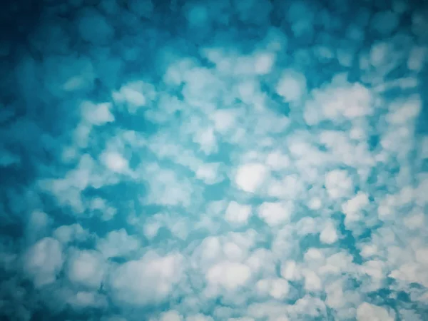 초점의 과하얀 구름은 자연의 배경을 이룹니다 — 스톡 사진