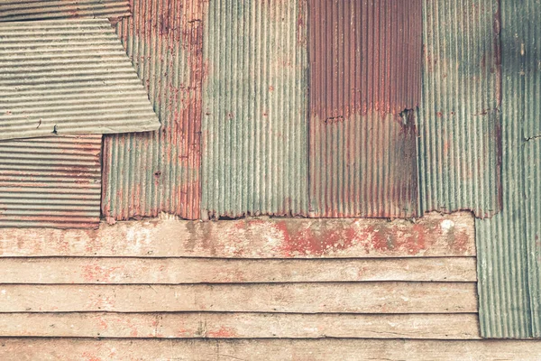 素朴なグレーの金属板と茶色の木の質感の背景をグランジ — ストック写真