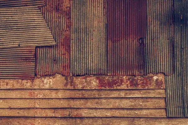 素朴なグレーの金属板と茶色の木の質感の背景をグランジ — ストック写真