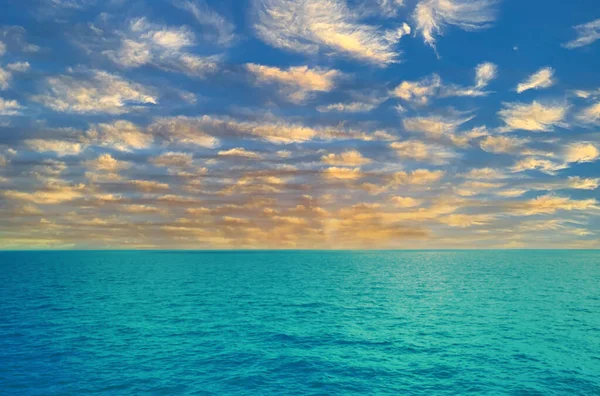 Голубая Морская Вода Голубым Небом Белыми Облаками — стоковое фото