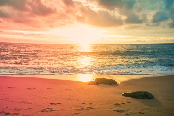 ビーチでのカラフルな夕日抽象的な背景 — ストック写真