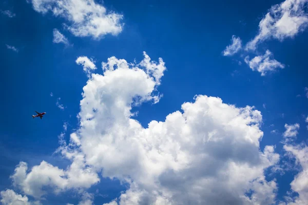 Nube y plano — Foto de Stock