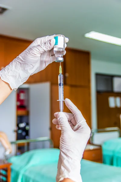 Preparación de una inyección de medicamento — Foto de Stock