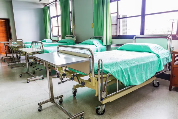 Łóżko szpitalne — Zdjęcie stockowe