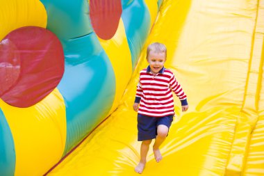 trambolin üzerinde oynayan 4 yaşındaki çocuk
