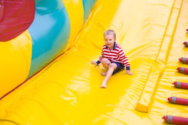 trambolin üzerinde açık oynayan 4 yaşındaki çocuk