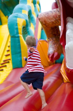 trambolin üzerinde oynayan 4 yaşındaki çocuk