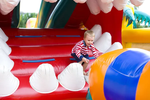 Ragazzo di quattro anni che gioca su un trampolino — Foto Stock