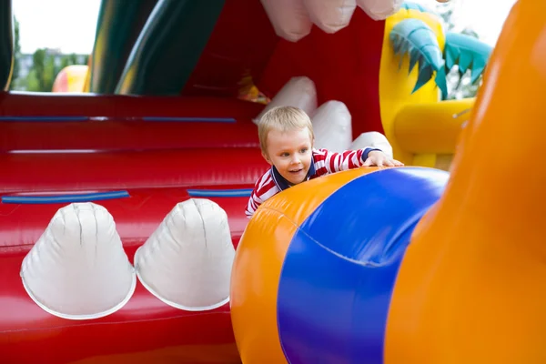 Vierjähriger spielt auf Trampolin — Stockfoto