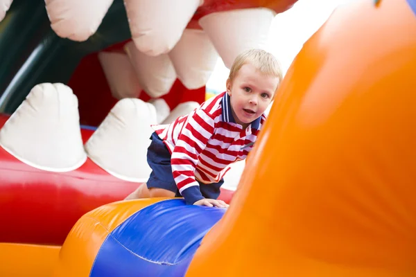 Vier-jaar-oude jongen spelen op een trampoline — Stockfoto