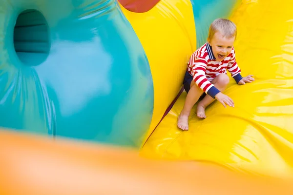 Ragazzo di quattro anni che gioca su un trampolino all'aperto — Foto Stock